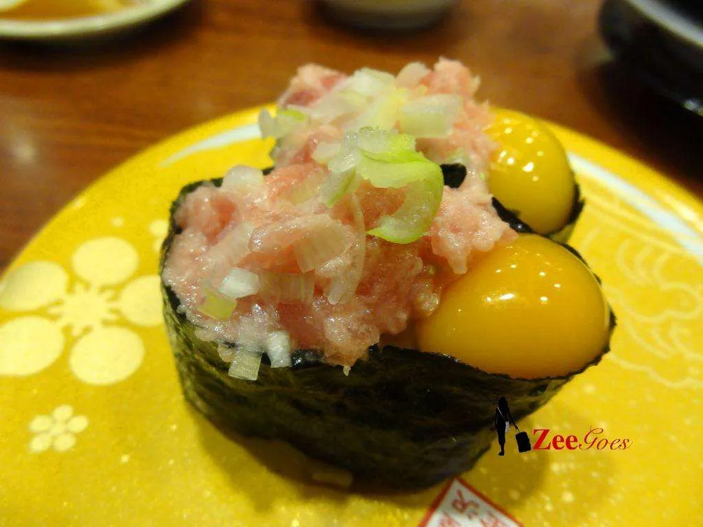 Egg + tuna sushi? Looks eeky, but tastes yummy